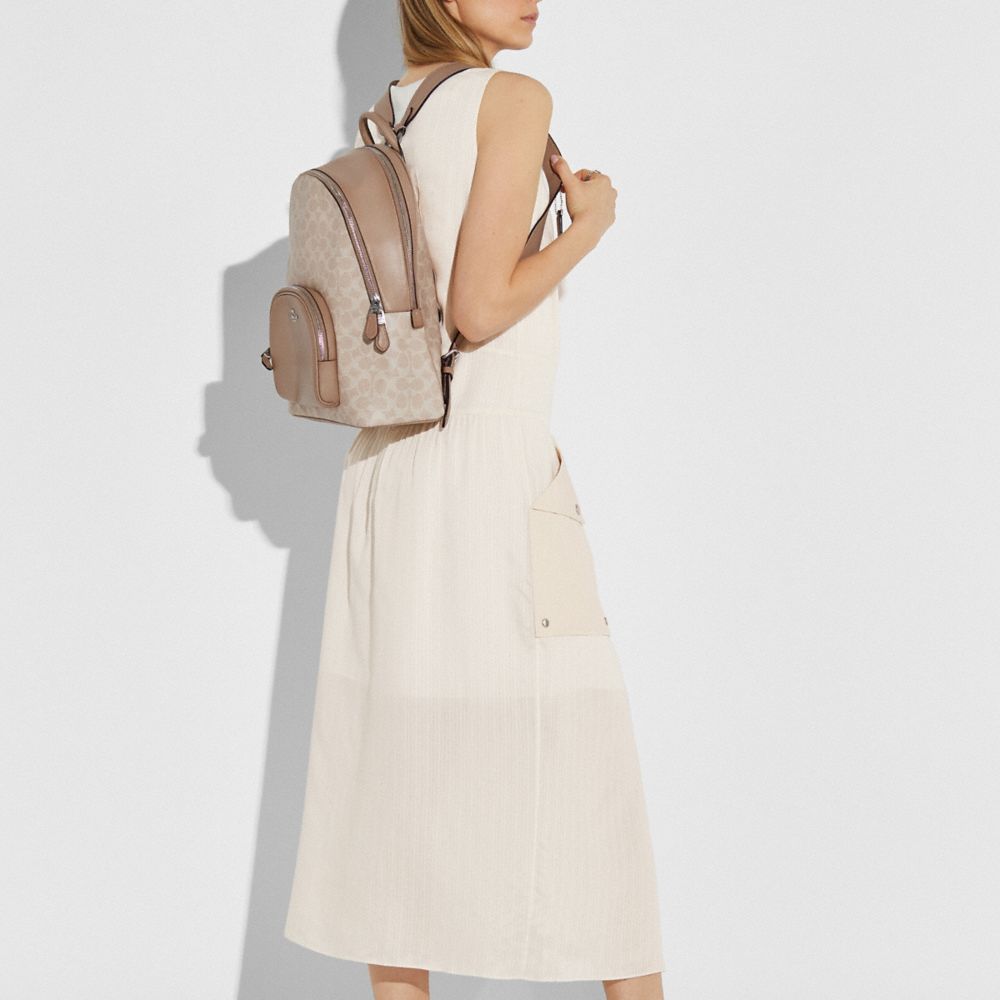 CARRIE BACKPACK IN SIGNATURE CANVAS - Vistas alternativas 3